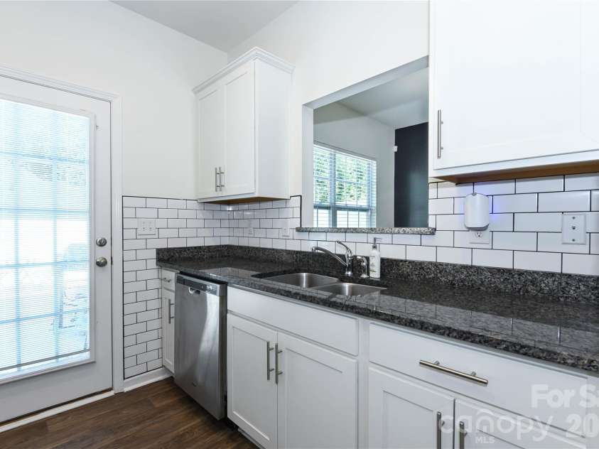 6005 Guildford Hill Lane, Charlotte, NC 28215.  MLS# CAR4406775, YatesRealty ID 39392. 