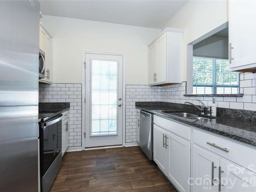 6005 Guildford Hill Lane, Charlotte, NC 28215.  MLS# CAR4406775, YatesRealty ID 39392. 
