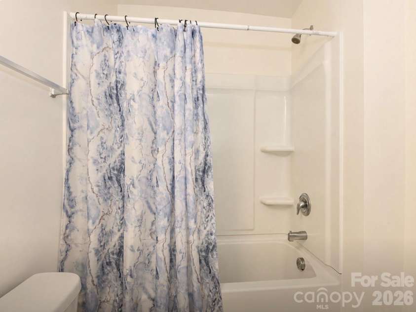 6005 Guildford Hill Lane, Charlotte, NC 28215.  MLS# CAR4406775, YatesRealty ID 39392. 
