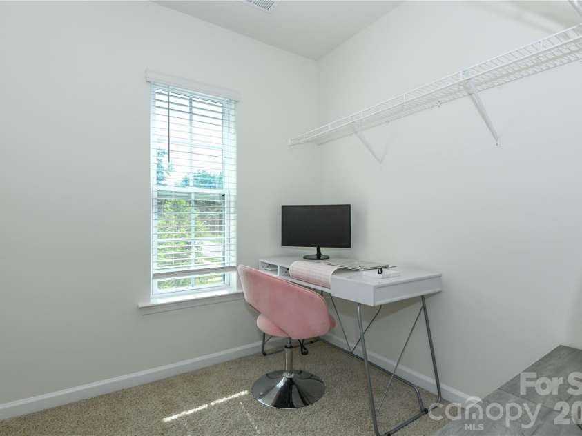 6005 Guildford Hill Lane, Charlotte, NC 28215.  MLS# CAR4406775, YatesRealty ID 39392. 