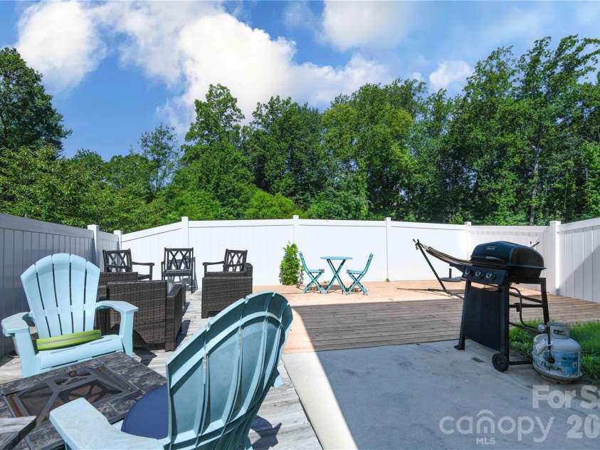 6005 Guildford Hill Lane, Charlotte, NC 28215.  MLS# CAR4406775, YatesRealty ID 39392. 