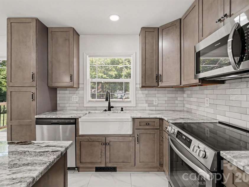 4219 Tipperary Place, Charlotte, NC 28215.  MLS# CAR4405934, YatesRealty ID 39398. 