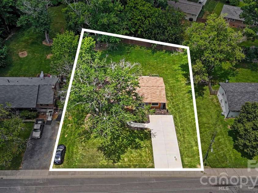 4219 Tipperary Place, Charlotte, NC 28215.  MLS# CAR4405934, YatesRealty ID 39398. 