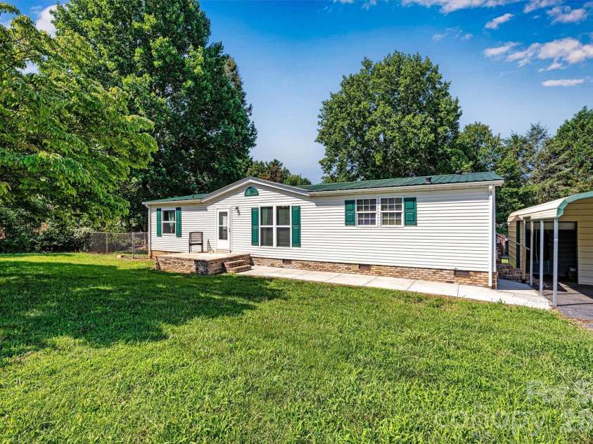 5135 36th Street Drive, Hickory, NC 28601.  MLS# CAR4406637, YatesRealty ID 39399. 