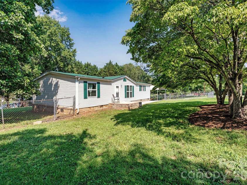 5135 36th Street Drive, Hickory, NC 28601.  MLS# CAR4406637, YatesRealty ID 39399. 