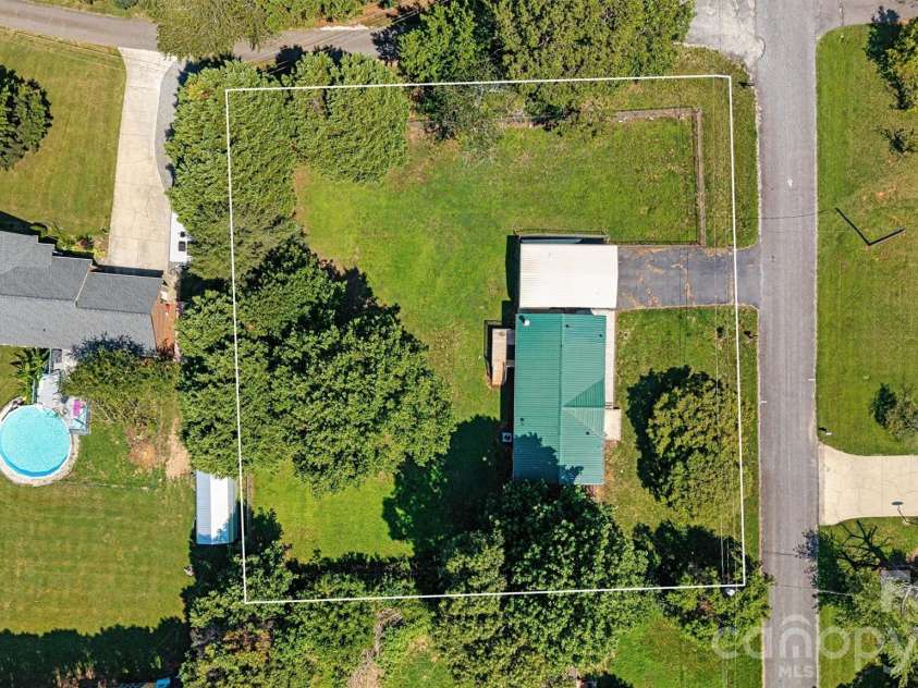 5135 36th Street Drive, Hickory, NC 28601.  MLS# CAR4406637, YatesRealty ID 39399. 