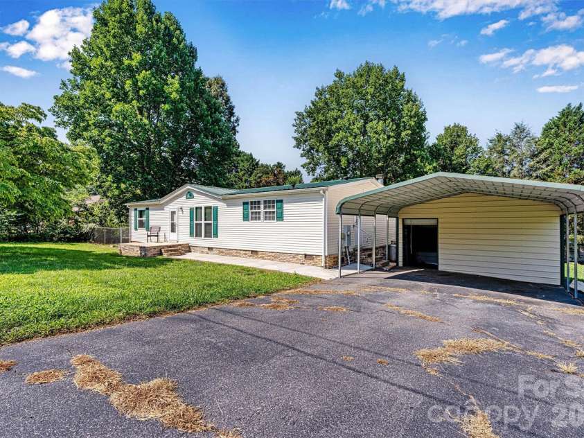 5135 36th Street Drive, Hickory, NC 28601.  MLS# CAR4406637, YatesRealty ID 39399. 