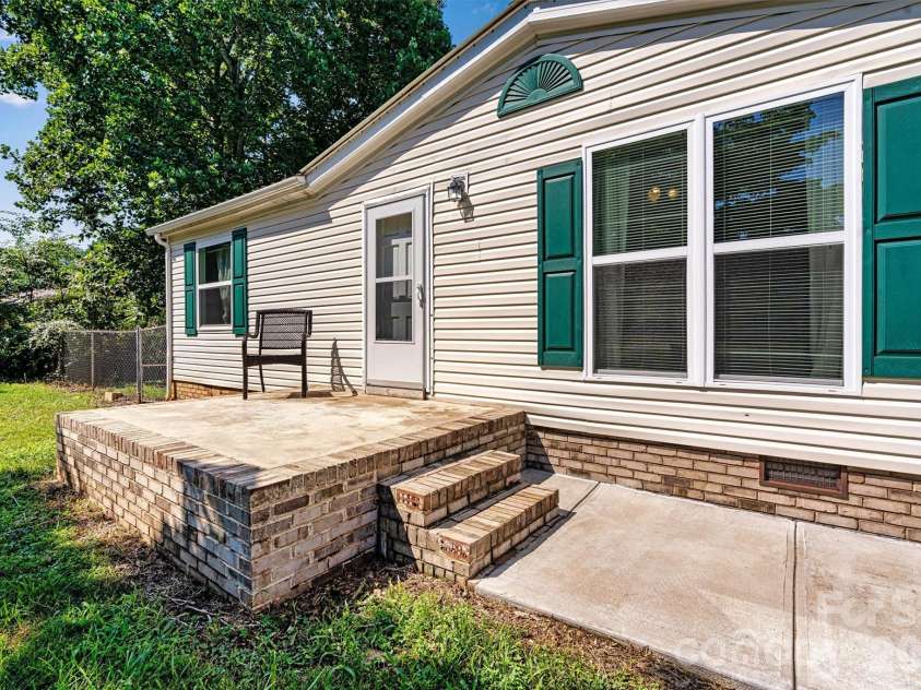 5135 36th Street Drive, Hickory, NC 28601.  MLS# CAR4406637, YatesRealty ID 39399. 