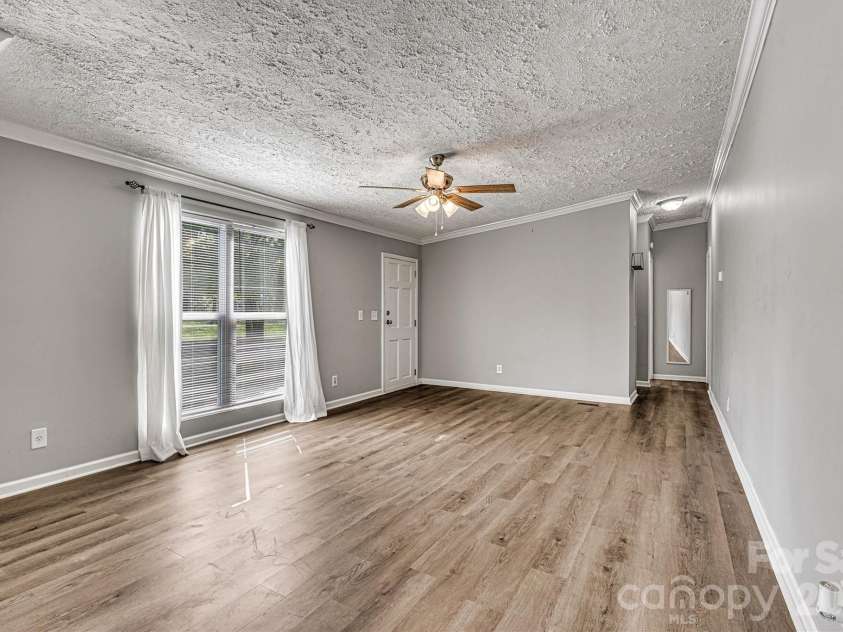 5135 36th Street Drive, Hickory, NC 28601.  MLS# CAR4406637, YatesRealty ID 39399. 