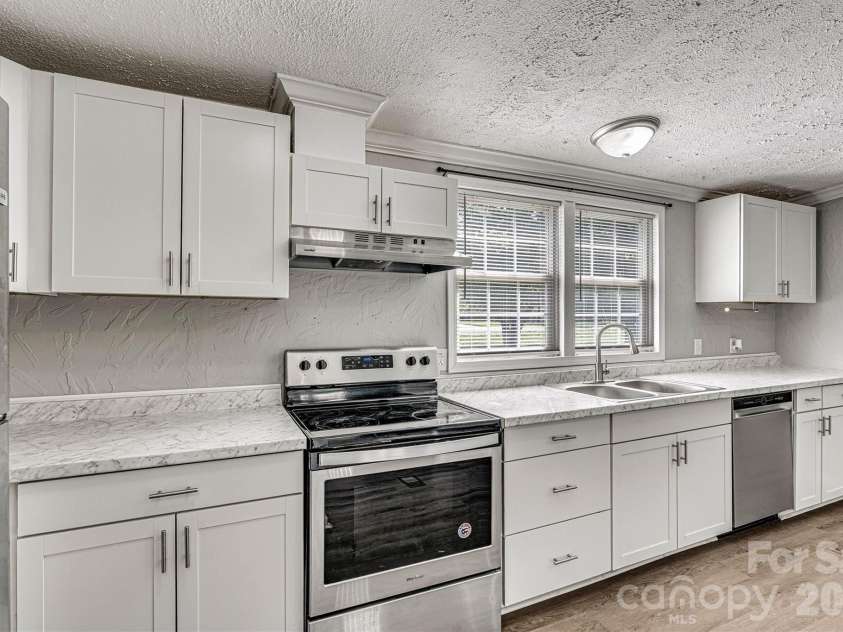 5135 36th Street Drive, Hickory, NC 28601.  MLS# CAR4406637, YatesRealty ID 39399. 