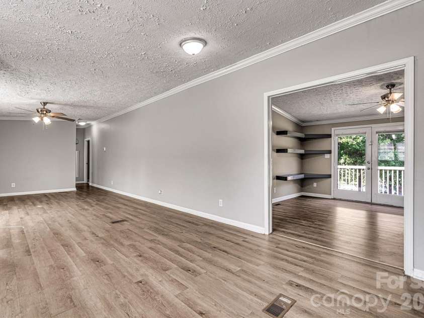 5135 36th Street Drive, Hickory, NC 28601.  MLS# CAR4406637, YatesRealty ID 39399. 