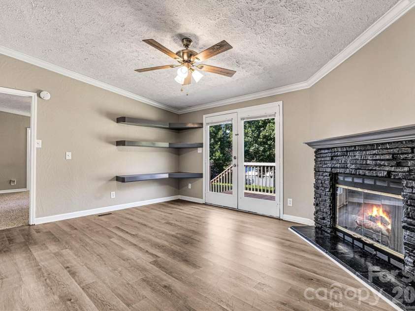 5135 36th Street Drive, Hickory, NC 28601.  MLS# CAR4406637, YatesRealty ID 39399. 