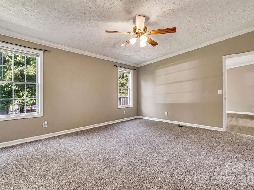 5135 36th Street Drive, Hickory, NC 28601.  MLS# CAR4406637, YatesRealty ID 39399. 