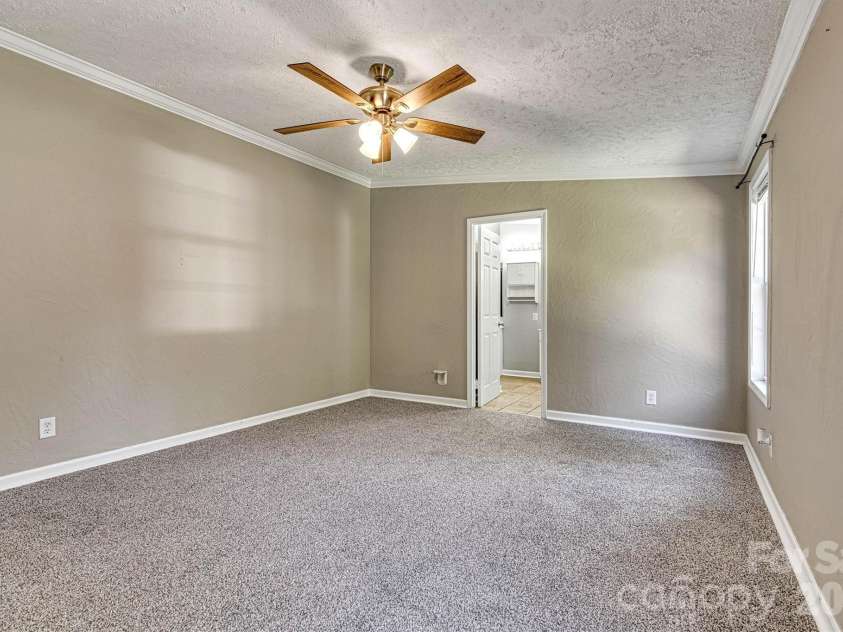 5135 36th Street Drive, Hickory, NC 28601.  MLS# CAR4406637, YatesRealty ID 39399. 