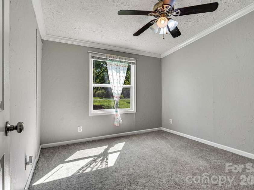 5135 36th Street Drive, Hickory, NC 28601.  MLS# CAR4406637, YatesRealty ID 39399. 
