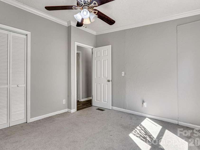 5135 36th Street Drive, Hickory, NC 28601.  MLS# CAR4406637, YatesRealty ID 39399. 