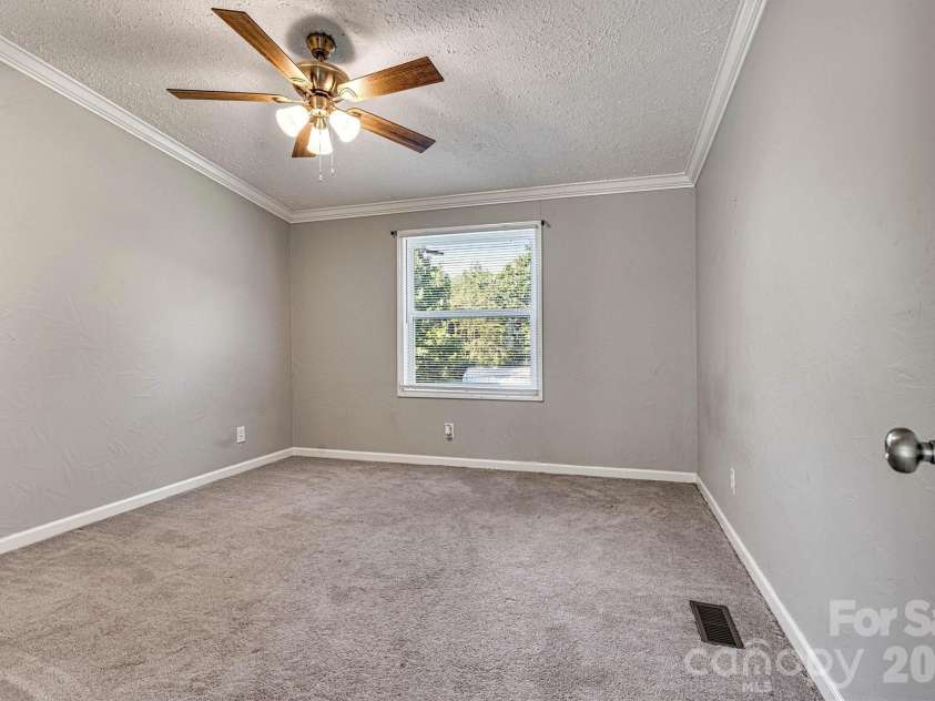 5135 36th Street Drive, Hickory, NC 28601.  MLS# CAR4406637, YatesRealty ID 39399. 