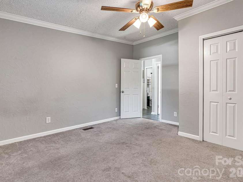 5135 36th Street Drive, Hickory, NC 28601.  MLS# CAR4406637, YatesRealty ID 39399. 