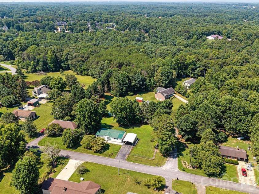 5135 36th Street Drive, Hickory, NC 28601.  MLS# CAR4406637, YatesRealty ID 39399. 