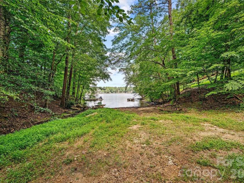 5135 36th Street Drive, Hickory, NC 28601.  MLS# CAR4406637, YatesRealty ID 39399. 