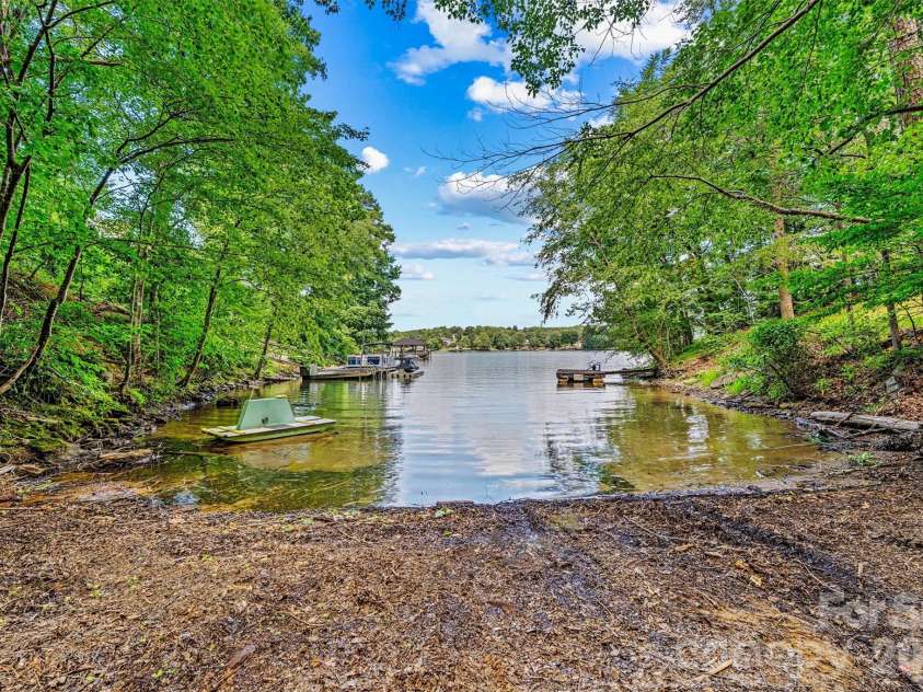 5135 36th Street Drive, Hickory, NC 28601.  MLS# CAR4406637, YatesRealty ID 39399. 