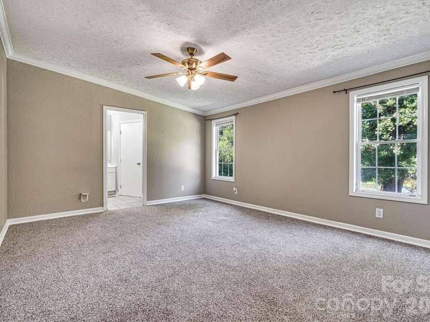 5135 36th Street Drive, Hickory, NC 28601.  MLS# CAR4406637, YatesRealty ID 39399. Primary Bedroom/Private Full Bath Entry