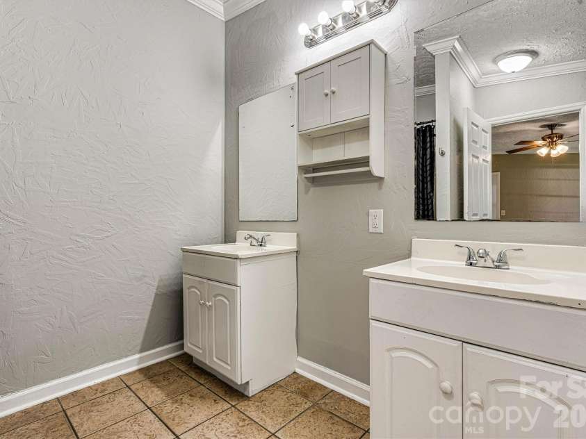 5135 36th Street Drive, Hickory, NC 28601.  MLS# CAR4406637, YatesRealty ID 39399. Private Bath/Dual Vanity View