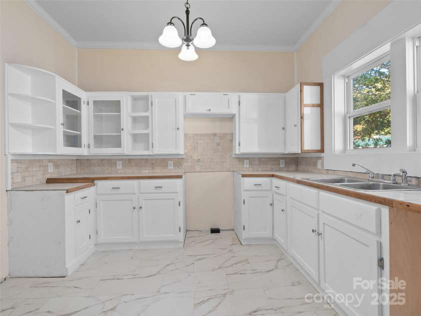 290 Killian Street, Waynesville, NC 28786.  MLS# CAR4181896, YatesRealty ID 394. 