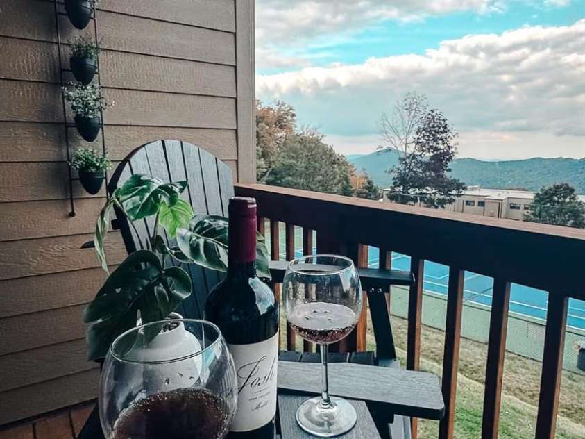 101 Sugar Ski Drive, Sugar Mountain, NC 28604.  MLS# CAR4340782, YatesRealty ID 3940. 