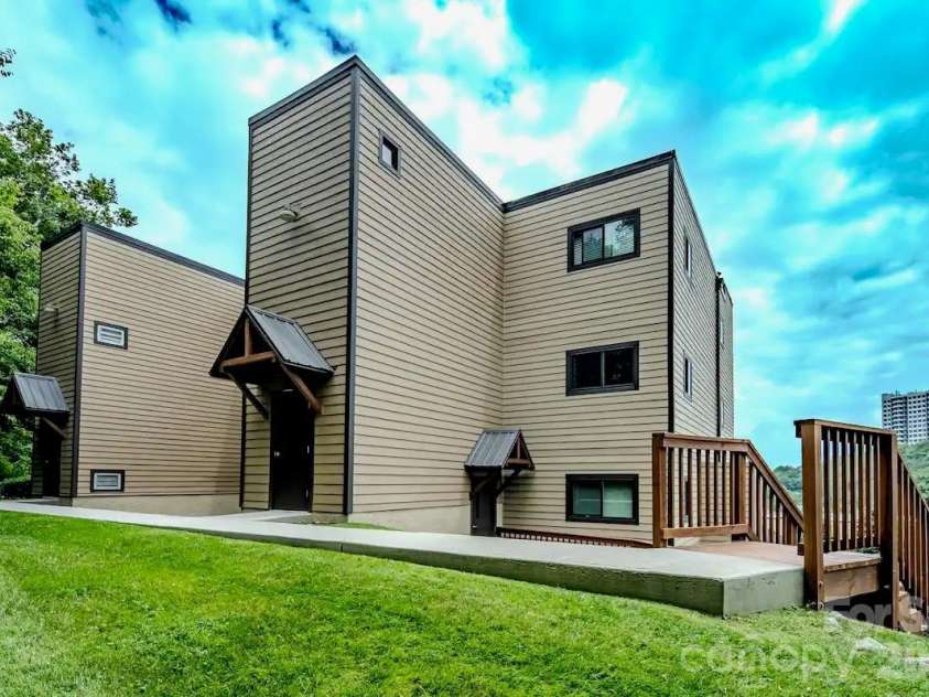101 Sugar Ski Drive, Sugar Mountain, NC 28604.  MLS# CAR4340782, YatesRealty ID 3940. 