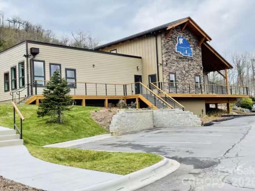 101 Sugar Ski Drive, Sugar Mountain, NC 28604.  MLS# CAR4340782, YatesRealty ID 3940. Clubhouse