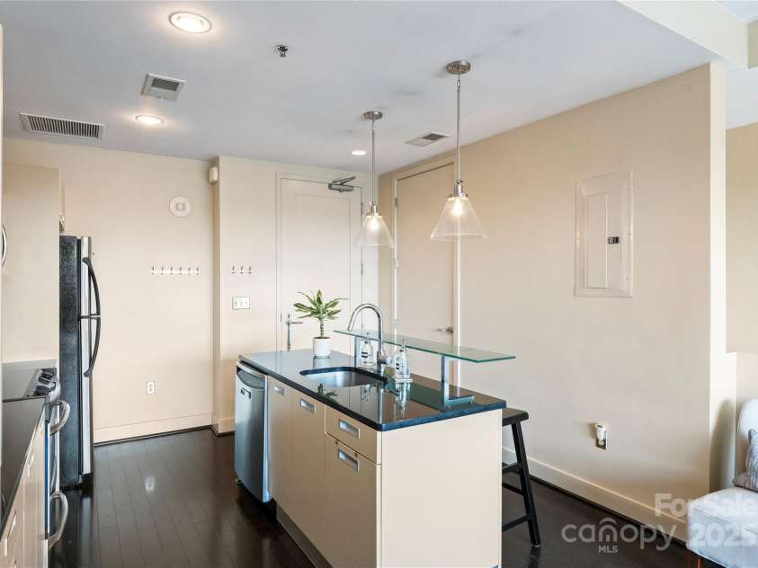 1133 Metropolitan Avenue, Charlotte, NC 28204.  MLS# CAR4300785, YatesRealty ID 3940. Kitchen