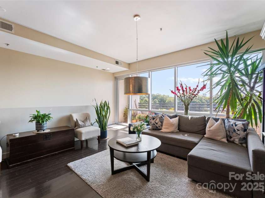 1133 Metropolitan Avenue, Charlotte, NC 28204.  MLS# CAR4300785, YatesRealty ID 3940. Living Room