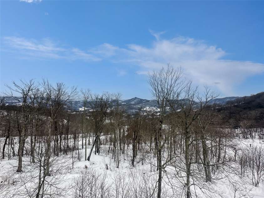 102 Sugar Ski Drive, Sugar Mountain, NC 28604.  MLS# CAR4344100, YatesRealty ID 3941. 