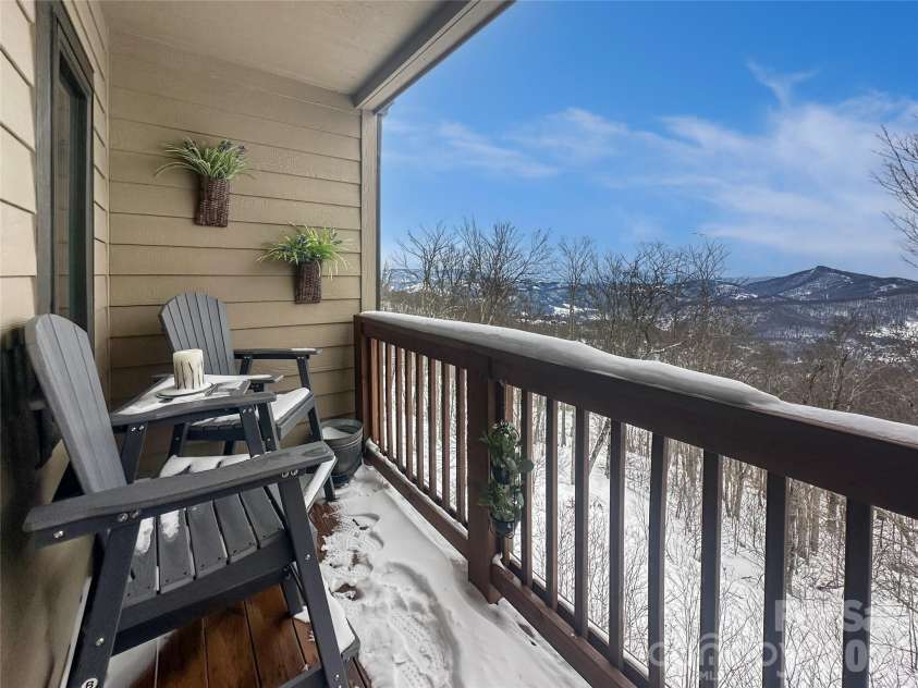 102 Sugar Ski Drive, Sugar Mountain, NC 28604.  MLS# CAR4344100, YatesRealty ID 3941. 