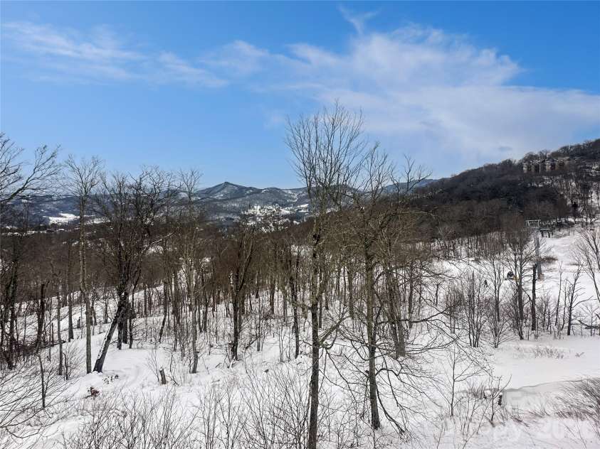 102 Sugar Ski Drive, Sugar Mountain, NC 28604.  MLS# CAR4344100, YatesRealty ID 3941. 