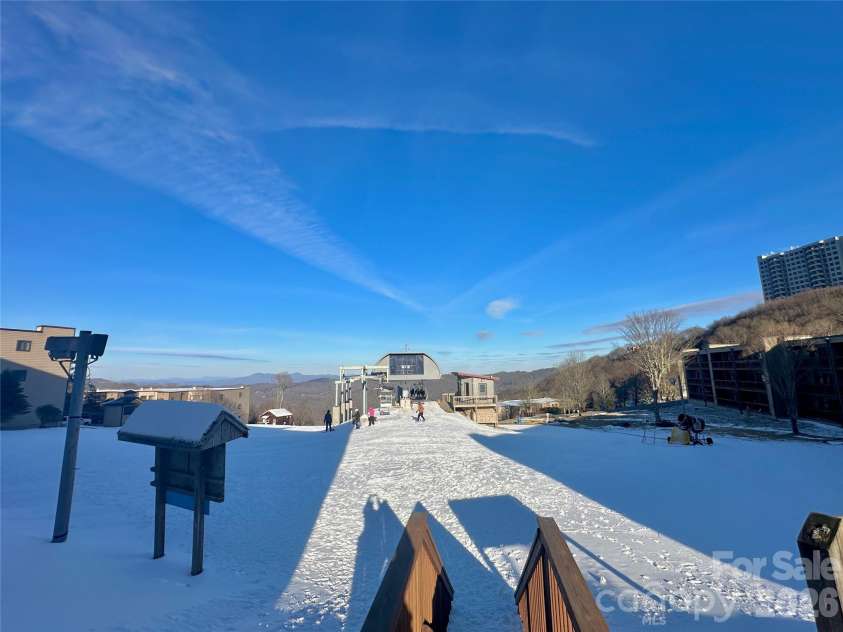 102 Sugar Ski Drive, Sugar Mountain, NC 28604.  MLS# CAR4344100, YatesRealty ID 3941. 