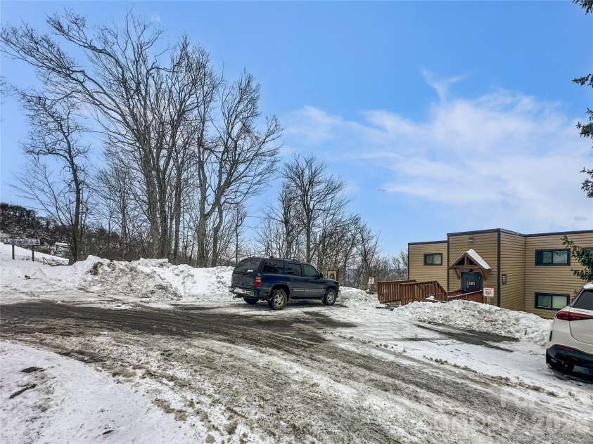 102 Sugar Ski Drive, Sugar Mountain, NC 28604.  MLS# CAR4344100, YatesRealty ID 3941. 