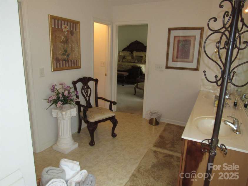 1912 Darbywine Drive, Charlotte, NC 28216.  MLS# CAR4237990, YatesRealty ID 3941. 