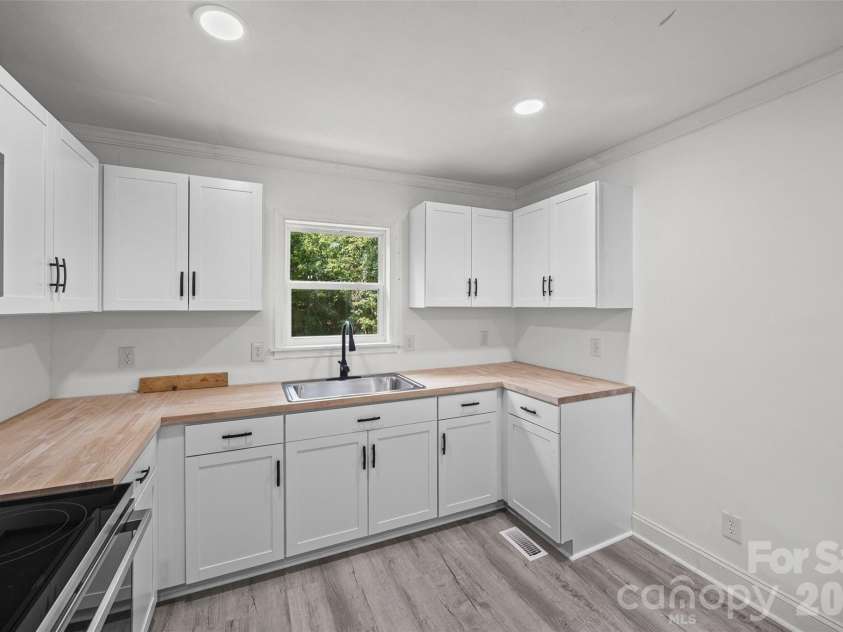 725 Forest Drive, Rock Hill, SC 29730.  MLS# CAR4403194, YatesRealty ID 39411. 