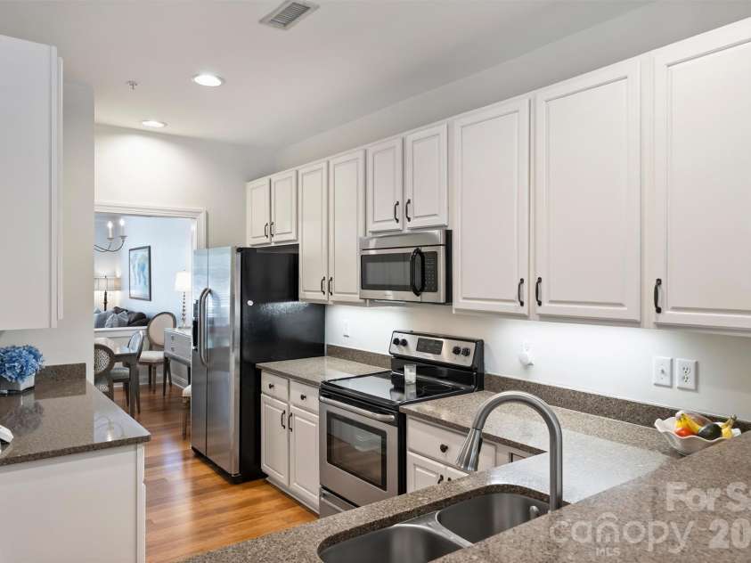 1144 Hampton Gardens Lane, Charlotte, NC 28209.  MLS# CAR4406848, YatesRealty ID 39413. 