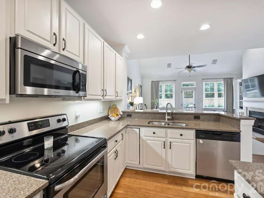 1144 Hampton Gardens Lane, Charlotte, NC 28209.  MLS# CAR4406848, YatesRealty ID 39413. 
