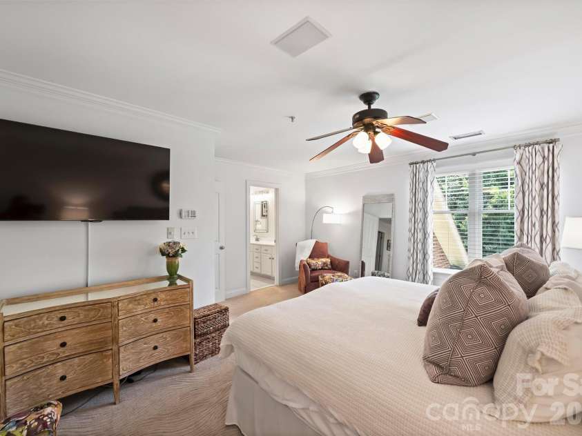 1144 Hampton Gardens Lane, Charlotte, NC 28209.  MLS# CAR4406848, YatesRealty ID 39413. 