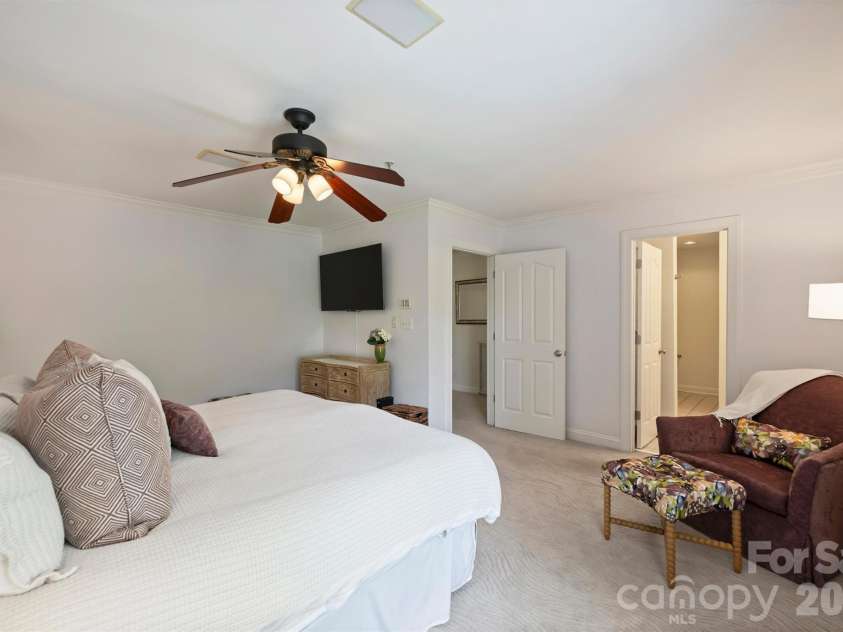 1144 Hampton Gardens Lane, Charlotte, NC 28209.  MLS# CAR4406848, YatesRealty ID 39413. 