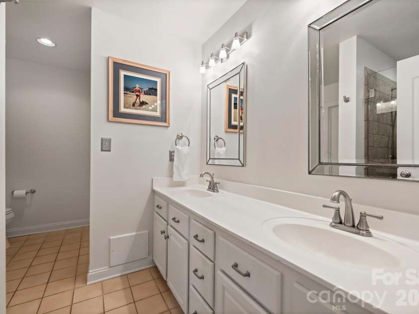 1144 Hampton Gardens Lane, Charlotte, NC 28209.  MLS# CAR4406848, YatesRealty ID 39413. 