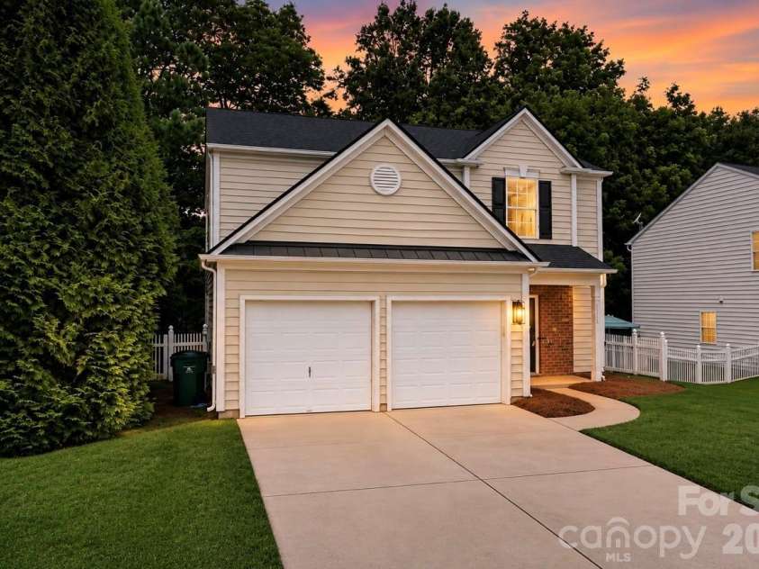 15114 Edindale Drive, Charlotte, NC 28277.  MLS# CAR4406080, YatesRealty ID 39415. 