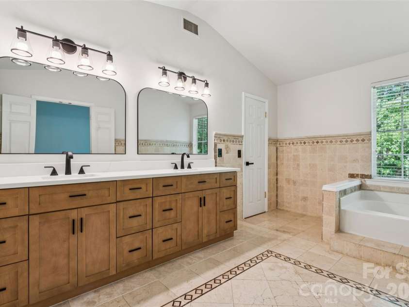 15114 Edindale Drive, Charlotte, NC 28277.  MLS# CAR4406080, YatesRealty ID 39415. 