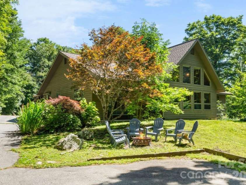 126 Rock Ledge Lane, Sugar Mountain, NC 28604.  MLS# CAR4406849, YatesRealty ID 39416. 