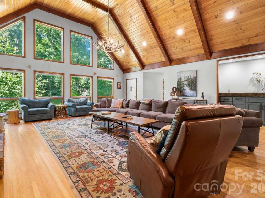 126 Rock Ledge Lane, Sugar Mountain, NC 28604.  MLS# CAR4406849, YatesRealty ID 39416. 