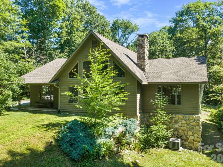 126 Rock Ledge Lane, Sugar Mountain, NC 28604.  MLS# CAR4406849, YatesRealty ID 39416. 